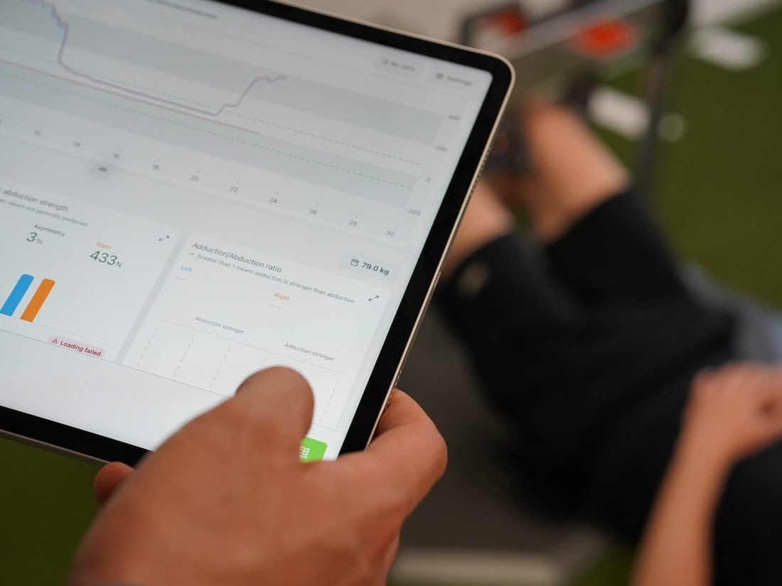 Messwerte der Kraftmessung auf dem Tablet, links und rechts im Vergleich